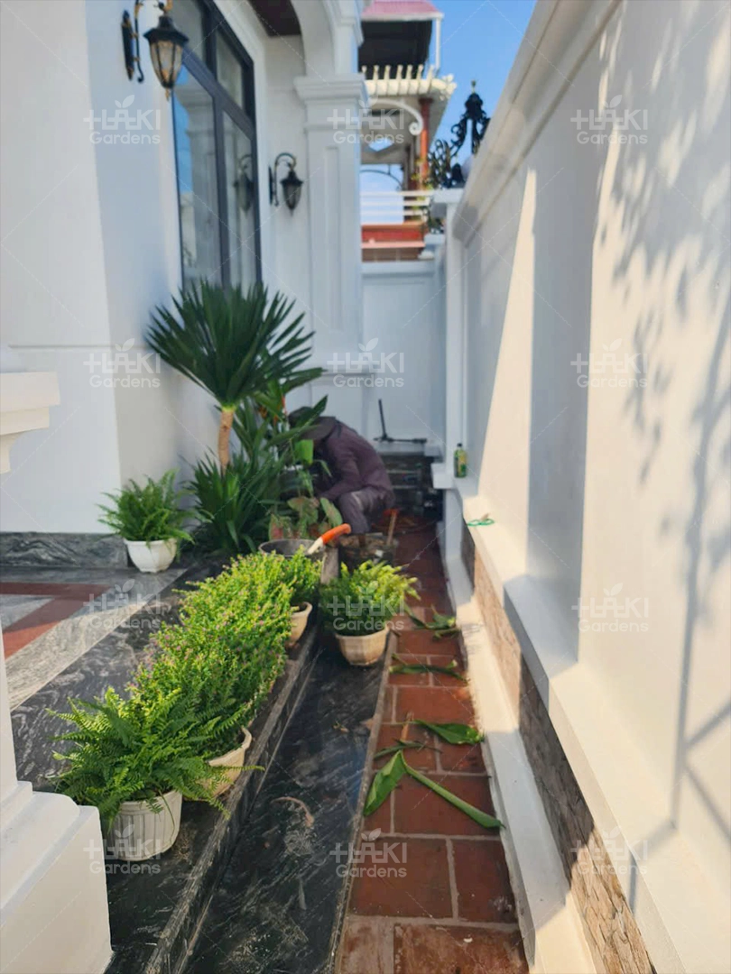 Thợ thi công miệt mài hoàn thành công trình