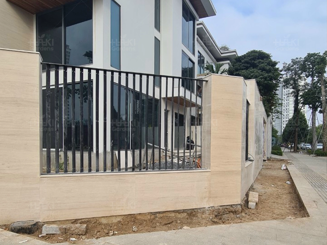 Phía trước ngôi nhà khi chưa thi công