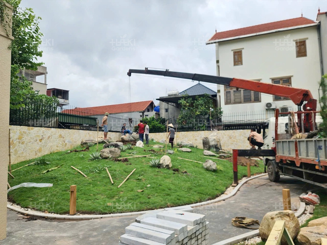 Các phiến đá cùng cây trồng cũ đang được bài trí lại chuẩn bị cho bước tiếp theo