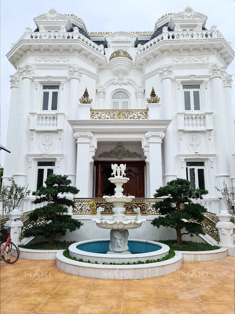 Cảnh quan trước sảnh biệt thự.