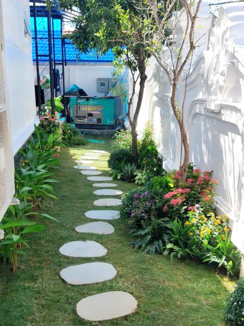 Lối đi trong sân vườn.