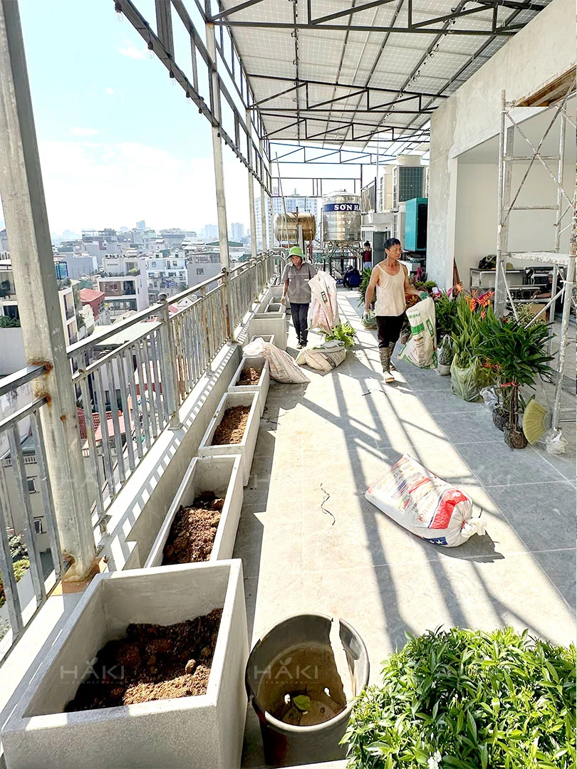 các chậu xi măng đá mài bố trí dọc lan can