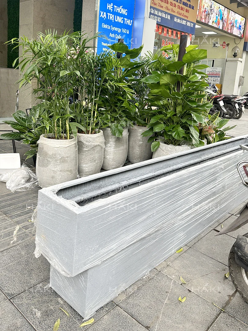 Các chậu composite được bọc cẩn thận