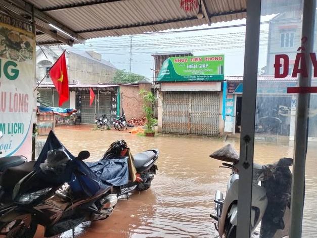 Mưa lớn gây ngập úng